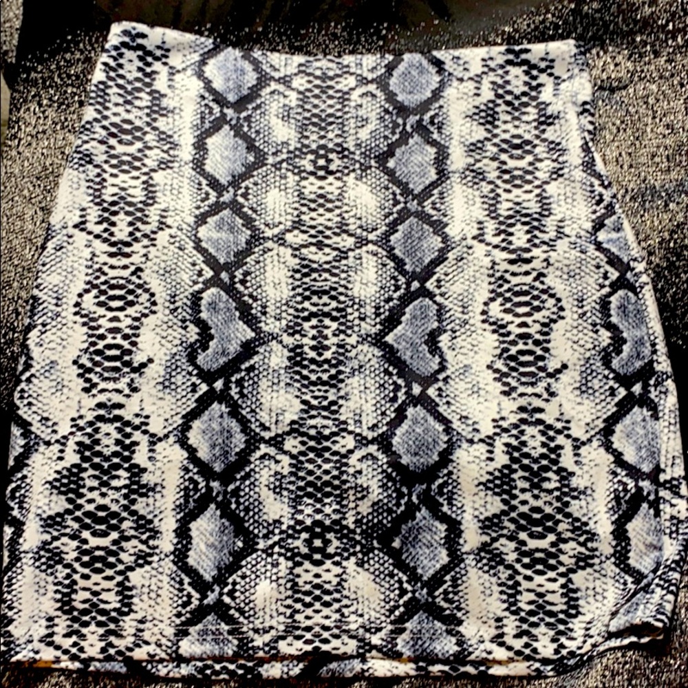 Black and white snake skin print skirt